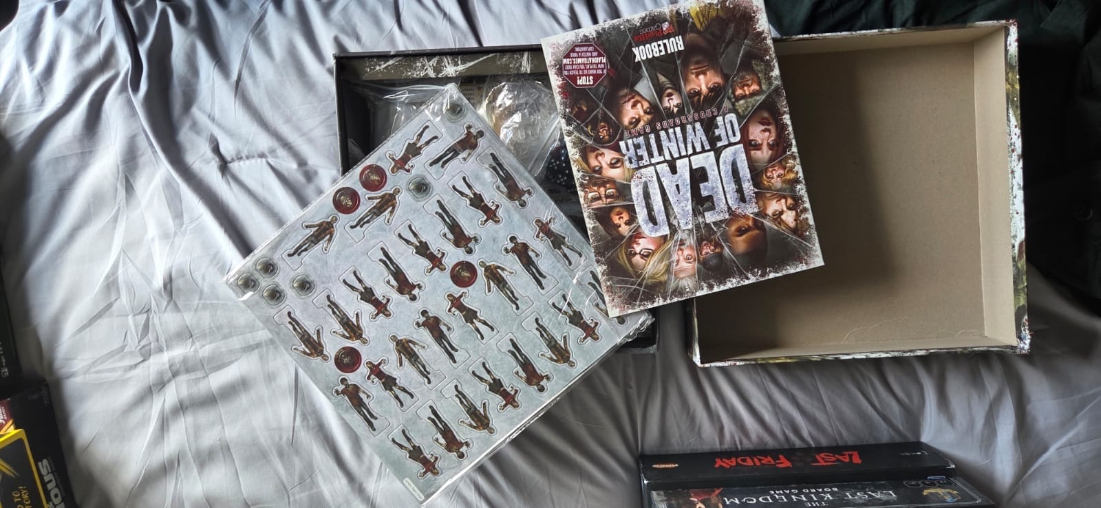 Dead of Winter: A Crossroads Game